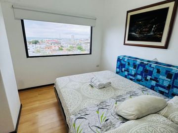 Venta de departamento de 2 habitaciones amoblado frente a Playa El Murciélago en Manta.