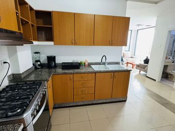 Venta de departamento de 2 habitaciones amoblado frente a Playa El Murciélago en Manta.