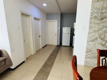 Venta de departamento de 2 habitaciones amoblado frente a Playa El Murciélago en Manta.