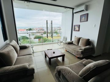 Venta de departamento de 2 habitaciones amoblado frente a Playa El Murciélago en Manta.