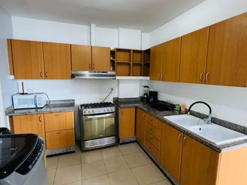 Venta de departamento de 2 habitaciones amoblado frente a Playa El Murciélago en Manta.