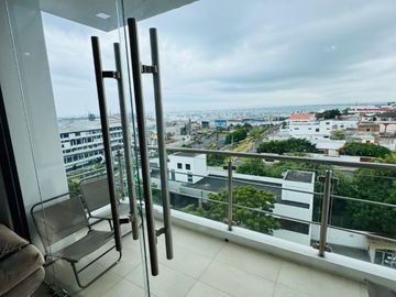 Venta de departamento de 2 habitaciones amoblado frente a Playa El Murciélago en Manta.