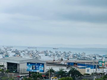 Venta de departamento de 2 habitaciones amoblado frente a Playa El Murciélago en Manta.