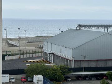 Venta de departamento de 2 habitaciones amoblado frente a Playa El Murciélago en Manta.