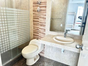 Invierte en Asia: Casa de Playa con 2 Piscinas y 5 Dormitorios