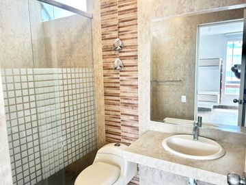 Invierte en Asia: Casa de Playa con 2 Piscinas y 5 Dormitorios