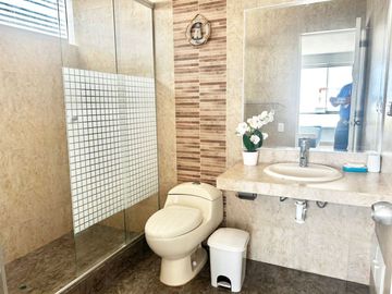 Invierte en Asia: Casa de Playa con 2 Piscinas y 5 Dormitorios