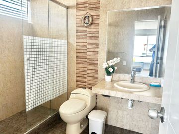 Invierte en Asia: Casa de Playa con 2 Piscinas y 5 Dormitorios