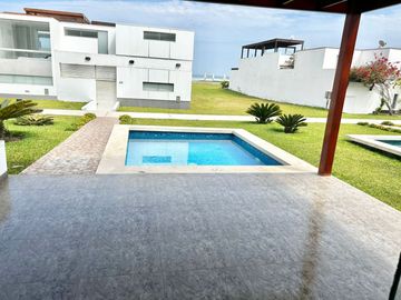 Invierte en Asia: Casa de Playa con 2 Piscinas y 5 Dormitorios