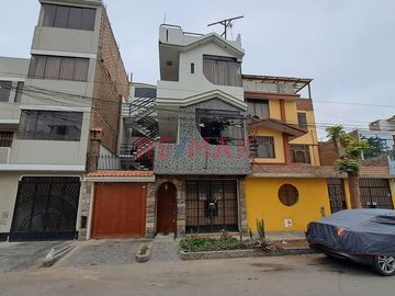 1136707 🏡 Gran Oportunidad De Inversión En Los Olivos – Casa De 4 Pisos Frente A Parque