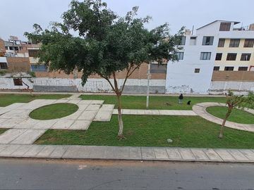 1136707 🏡 Gran Oportunidad De Inversión En Los Olivos – Casa De 4 Pisos Frente A Parque