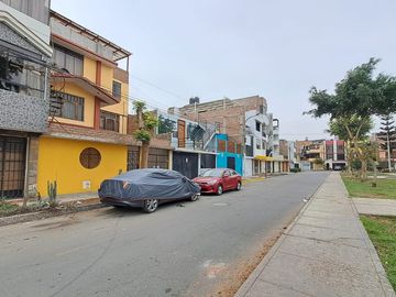 1136707 🏡 Gran Oportunidad De Inversión En Los Olivos – Casa De 4 Pisos Frente A Parque