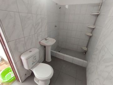 VENDO CASA DE 3 PISOS, FRENTE A PARQUE 9 DE CANTO GRANDE