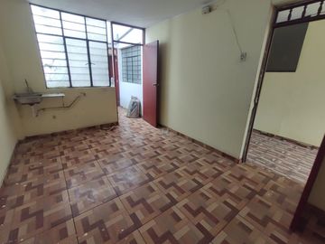 VENDO CASA DE 3 PISOS, FRENTE A PARQUE 9 DE CANTO GRANDE