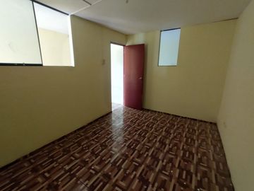 VENDO CASA DE 3 PISOS, FRENTE A PARQUE 9 DE CANTO GRANDE