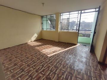 VENDO CASA DE 3 PISOS, FRENTE A PARQUE 9 DE CANTO GRANDE
