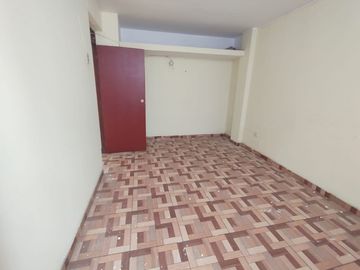 VENDO CASA DE 3 PISOS, FRENTE A PARQUE 9 DE CANTO GRANDE