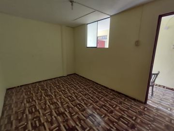 VENDO CASA DE 3 PISOS, FRENTE A PARQUE 9 DE CANTO GRANDE
