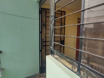 VENDO CASA DE 3 PISOS, FRENTE A PARQUE 9 DE CANTO GRANDE