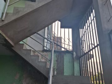 VENDO CASA DE 3 PISOS, FRENTE A PARQUE 9 DE CANTO GRANDE