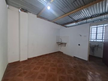 VENDO CASA DE 3 PISOS, FRENTE A PARQUE 9 DE CANTO GRANDE