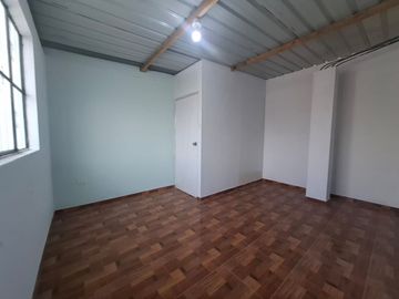 VENDO CASA DE 3 PISOS, FRENTE A PARQUE 9 DE CANTO GRANDE
