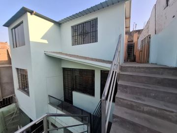 VENDO CASA DE 3 PISOS, FRENTE A PARQUE 9 DE CANTO GRANDE