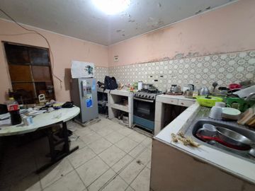 VENDO CASA DE 3 PISOS, FRENTE A PARQUE 9 DE CANTO GRANDE
