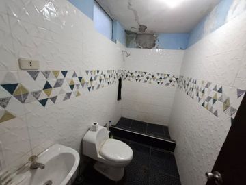 VENDO CASA DE 3 PISOS, FRENTE A PARQUE 9 DE CANTO GRANDE