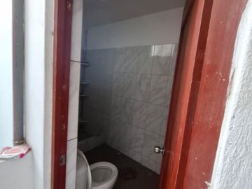 VENDO CASA DE 3 PISOS, FRENTE A PARQUE 9 DE CANTO GRANDE