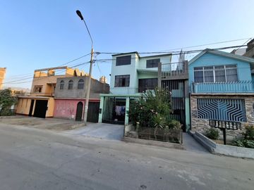 VENDO CASA DE 3 PISOS, FRENTE A PARQUE 9 DE CANTO GRANDE
