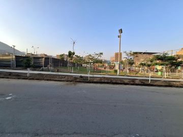 VENDO CASA DE 3 PISOS, FRENTE A PARQUE 9 DE CANTO GRANDE