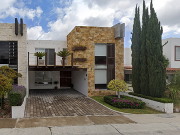 Casa en Remate, con patio, jardín y balcón en Zona de Alta Plusvalía, Col. Cumbres del Lago, Querétaro, Querétaro