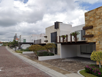 Casa en Remate, con patio, jardín y balcón en Zona de Alta Plusvalía, Col. Cumbres del Lago, Querétaro, Querétaro