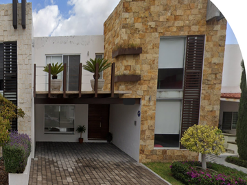 Casa en Remate, con patio, jardín y balcón en Zona de Alta Plusvalía, Col. Cumbres del Lago, Querétaro, Querétaro