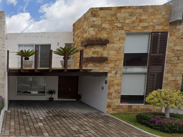 Casa en Remate, con patio, jardín y balcón en Zona de Alta Plusvalía, Col. Cumbres del Lago, Querétaro, Querétaro