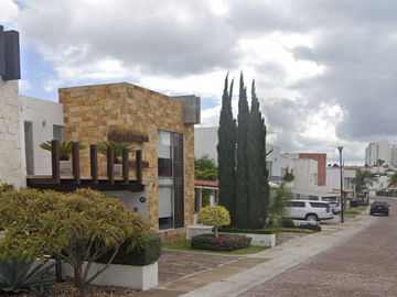 Casa en Remate, con patio, jardín y balcón en Zona de Alta Plusvalía, Col. Cumbres del Lago, Querétaro, Querétaro