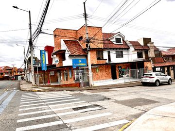 Casas Renteras con Locales en Cuenca Ecuador, Sector Av Pichincha, cerca del centro de cuenca