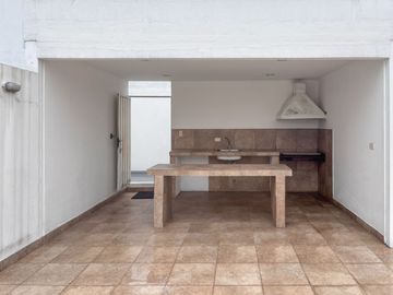 $92.500 - Departamento de 92m² con Pátio, sector Los Laureles