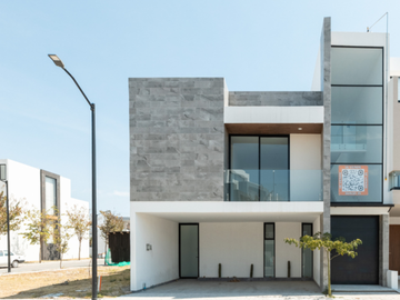 Casa en Venta en Lomas de Angelópolis III – 3 Recámaras y Roof Garden