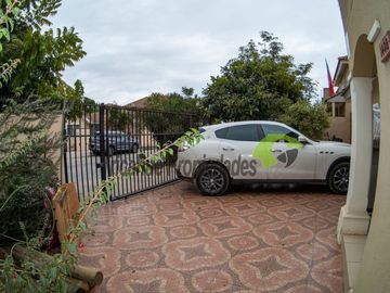La Serena, venta de amplia y linda casa en sector residencial, 4D y 3B. $280 millones