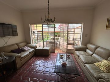 VENDO CASA COMO TERRENO, FRENTE A PARQUE, BARRANCO