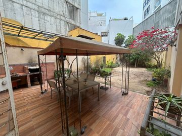 VENDO CASA COMO TERRENO, FRENTE A PARQUE, BARRANCO