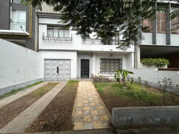 VENDO CASA COMO TERRENO, FRENTE A PARQUE, BARRANCO