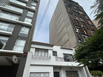 VENDO CASA COMO TERRENO, FRENTE A PARQUE, BARRANCO