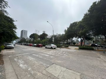 VENDO CASA COMO TERRENO, FRENTE A PARQUE, BARRANCO