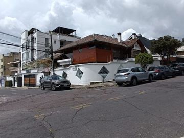 Casa Comercial en Venta – Redondel del Ciclista | Av. de los Granados