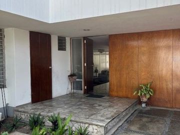 VENDO CASA SAN ISIDRO AMPLIA MUY BIEN UBICADA COMERCIO VECINAL