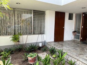 VENDO CASA SAN ISIDRO AMPLIA MUY BIEN UBICADA COMERCIO VECINAL
