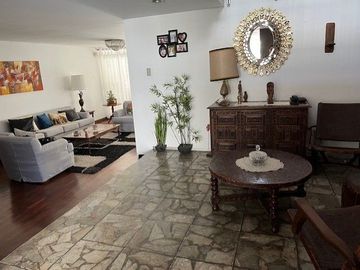 VENDO CASA SAN ISIDRO AMPLIA MUY BIEN UBICADA COMERCIO VECINAL